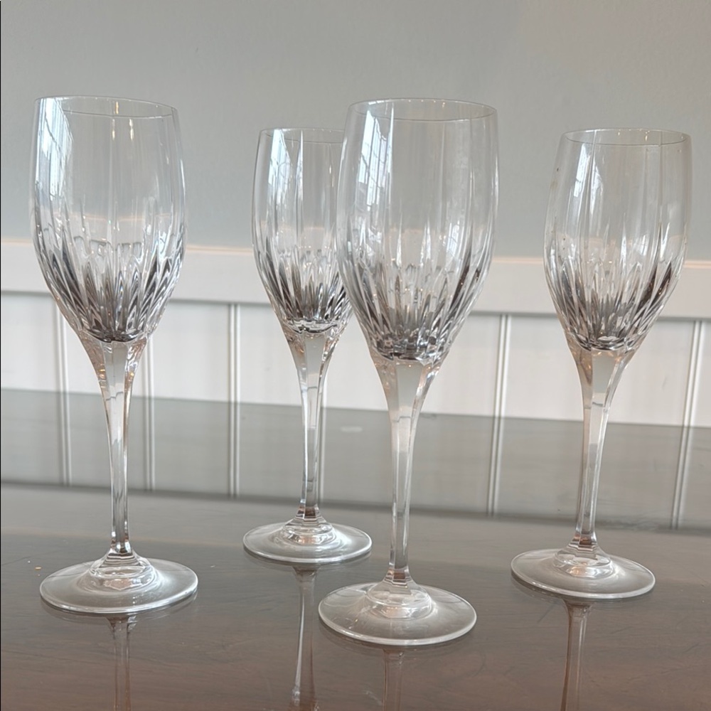 Set of 4 MIKASA Arctic Lights Wine Glasses
